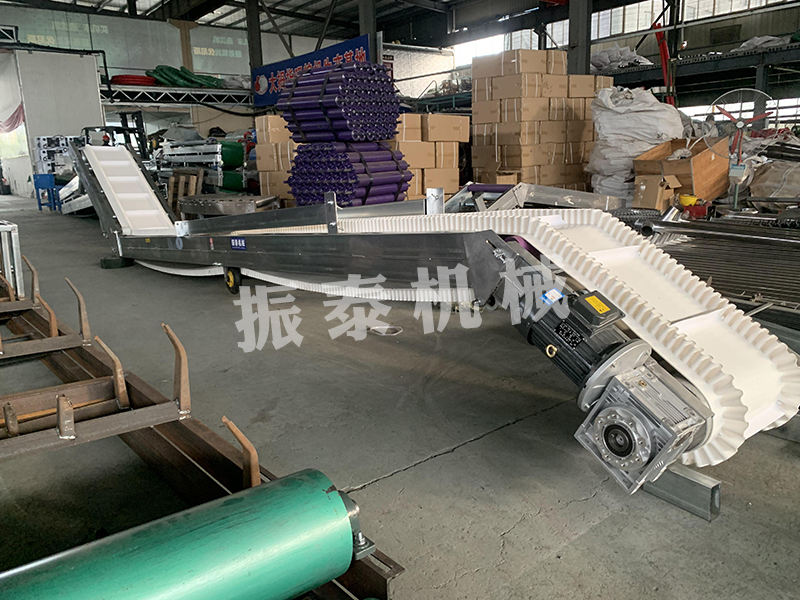 大傾角裙邊皮帶輸送機(jī)生產(chǎn)已完成，檢測(cè)合格，發(fā)往金昌！